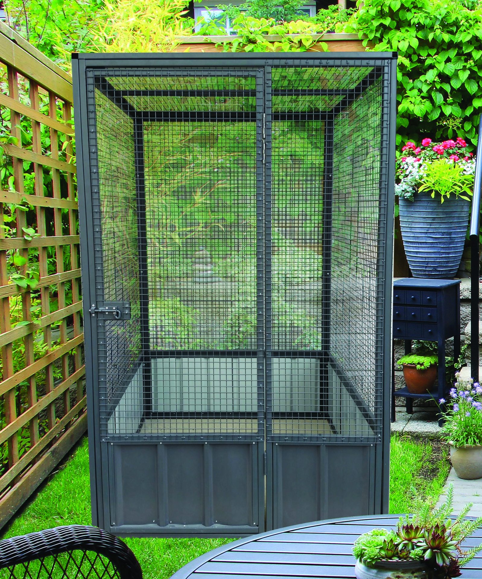 Welded steel frames. Heavy wire 25 x 25 x 2.5mm welded mesh. This aviary has been powder coated.